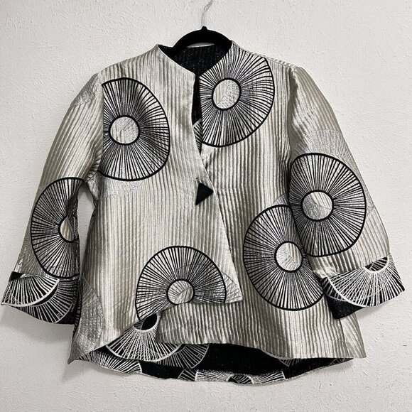 Elegant Black and White Women's Blazer - Picture 2 of 10